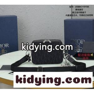 dior コピーディオール コピー男性OBLIQUE柄バッグ 斜めがけバッグを手に持って 実物で撮影して 図は商品と一致している クリスチャンディオール コピー 鞄 コピーkid26me01Pj