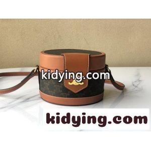 セリーヌ コピーブランドTAMBOUR TRIOMPHEケースバッグはとてもきれいで 容量が非常に大きくて 化粧品,鍵,セリーヌ コピーブランド バッグ 素材 コピーkid26Gzy8vq