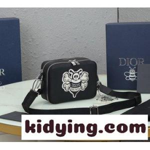 dior コピーディオール コピー男性OBLIQUE柄バッグ 斜めがけバッグを手に持って 実物で撮影して 図は商品と一致している クリスチャンディオール コピー 鞄 コピーkid265zSPbq
