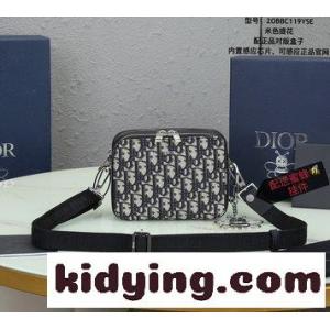 dior コピーブランドディオール コピーブランド男性OBLIQUE柄バッグ 斜めがけバッグを手に持って 実物で撮影して 図は商品と一致している クリスチャンディオール コピーブランド 鞄 コピーkid26919ziq