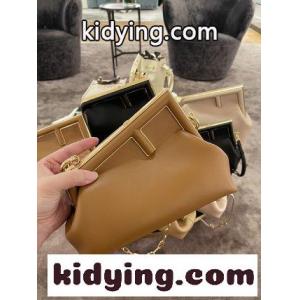 新しいfendi コピー Firstが来ました デザイナーKim Jonesが主導して デザインした最初のFend1は,従来のバッグ型を覆した フェンディ コピー バッグ 新作 コピーkid26fC0rme