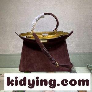 ​Iconic Peekaboo ISeeU中号手袋 コウジ革の材質 フェンディ コピー バッグ 流行り コピー 両側に古典的なツイストロックが飾られているkid26f8DOLj