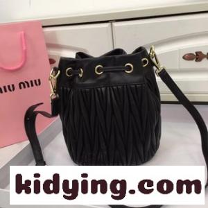 【miumiu ブランド コピー】ミュウミュウ ブランド コピーコーナーの新型桶バッグ ミュウミュウ ブランド コピー バッグ ショルダーコピー 百着のファッションを調節することができるkid26qGbiGv