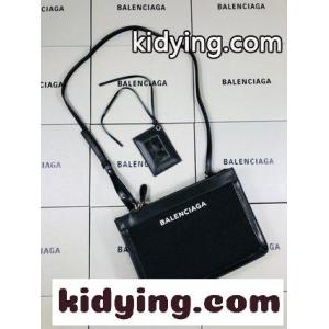 バレンシアガ コピーブランド 黒バッグ パリの名門balenciaga コピーブランド Bazar shopperはバッグ（斜めに掛けられる）を手に持ちます コピーkid26T5Lvui