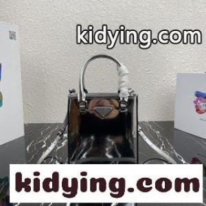 プラダ コピーブランドバッグ コーナーの新型ミニハンドバケットバッグが到着しました 新しい光沢のある牛革バケツバッグは世界を風靡しています コピーkid26PPXTju
