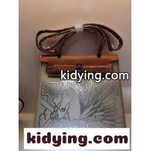 エルメス コピー バッグ ショルダー 世界限定の銀色の飛馬hermes コピーbag エルメス コピーが出した限定料金だ 表面のレリーフデザインはとても精巧で 視認性がある コピーkid26CGr0Hb