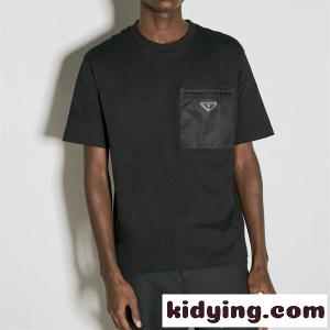 prada コピー コピー プラダ コピー Re-Nylon 半袖Tシャツ ブラック ナイロンポケット ロゴプレート ミニマルデザイン 軽量高機能 モード系 メンズkidying26nWDS5r