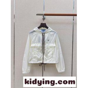 軽量 ナイロン フーデッドジャケット プラダ コピー ジャケット 偽物 ホワイトkid26jKj8PD