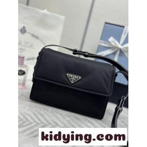 プラダ スーパーコピー スモール パデッド Re-Nylon ショルダーバッグ コピー 1BD313 ブラックkid26XDeyOv