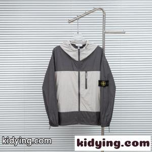STONE ISLAND コピー ストーンアイランド 配色フーデッドジャケット 軽量ウィンドブレーカー 撥水デザイン アウトドア人気モデル 2026新作kidying26fauiKv
