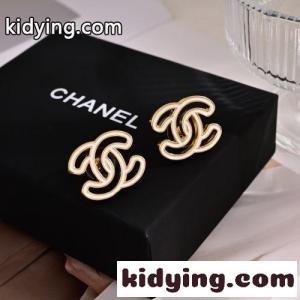 合わせやすい エナメル CCロゴ スタッドピアス シャネル ブランド コピー イヤリング 偽物kid26m0X1fi