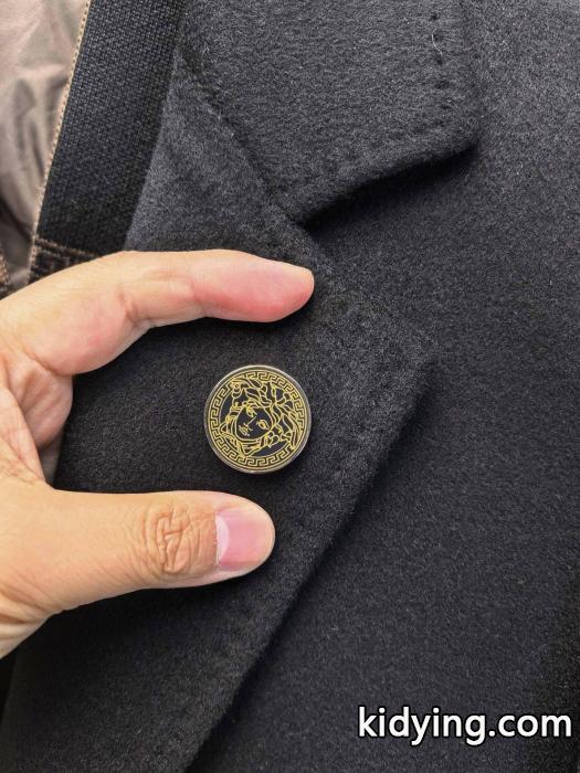 ブランド コピー 販売 ファッション通販 安い 手に入れたい この冬絶対欲しいVERSACE&nbsp;&nbsp;&nbsp;&nbsp;ダウンジャケット.._0_3