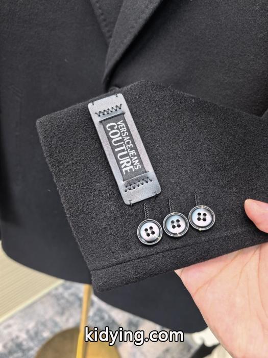 ブランド コピー 販売 ファッション通販 安い 手に入れたい この冬絶対欲しいVERSACE&nbsp;&nbsp;&nbsp;&nbsp;ダウンジャケット.._0_4