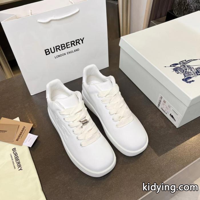 おススメの秋冬アイテムをCHECK 今っぽさ人気定番品 お手頃価格バーバリースニーカー偽物 通販.._0_1