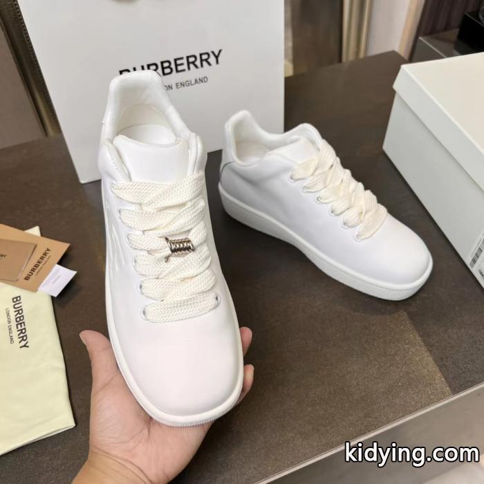 おススメの秋冬アイテムをCHECK 今っぽさ人気定番品 お手頃価格バーバリースニーカー偽物 通販.._0_3