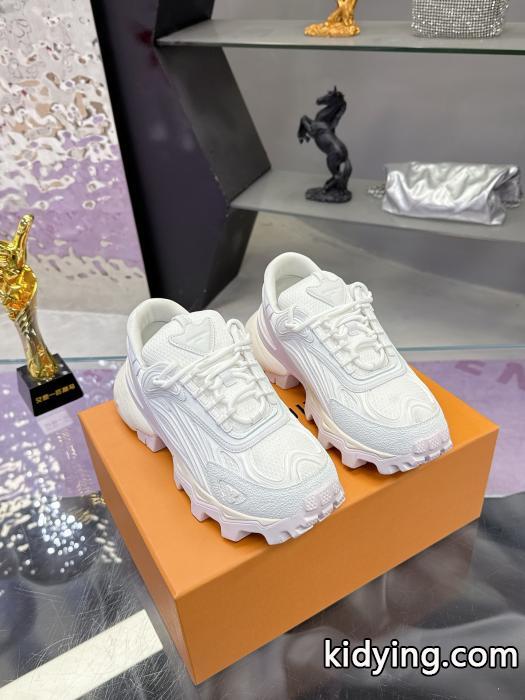 ブランド 偽物 通販ルイ ヴィトンスニーカーカジュアルを一歩大人に 限定☆セール 今からの季節にピッタリ！ ._0_0