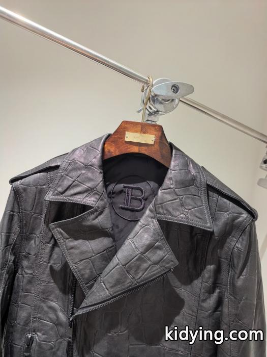 韓国高級服 2026年秋冬のトレンドアイテム フォーマル多機能 BALMAINブランド スーパー コピー 優良店パーカメンズ.._0_1