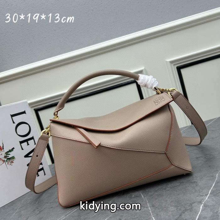 新品保証 肌触りがとても良い 季節を問わず活躍しLoeweバッグブランド コピー  ._0_1