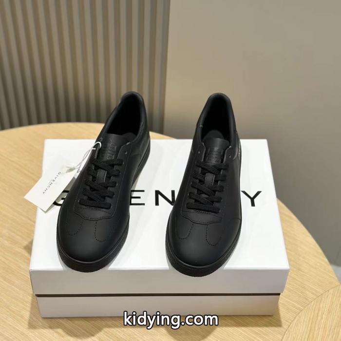 コピー 品 ブランド即完売 目を引く秋冬トップス 秋冬から人気継続中スニーカーGIVENCHY._0_1