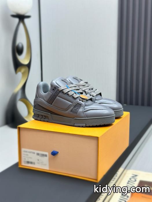 スーパー コピーセレブが愛す  スタイルアップ 最新で一目惚れスニーカーLOUIS VUITTON._0_1