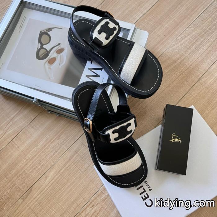 CELINEブランド コピー  2026年秋冬シーズンに登場 奥行きのある 抜け感スゴイ&nbsp;&nbsp;&nbsp;&nbsp;サンダル._0_3