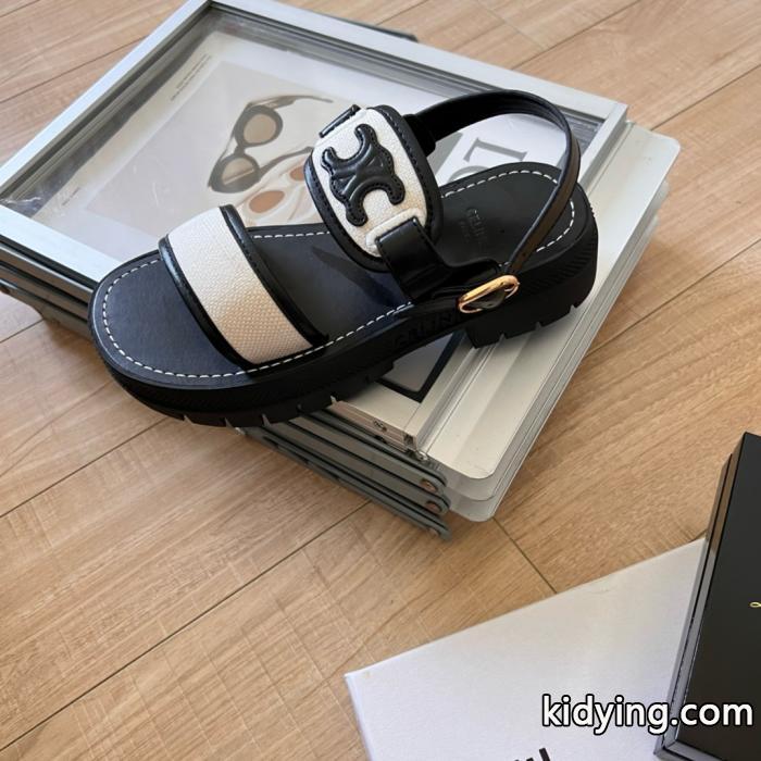CELINEブランド コピー  2026年秋冬シーズンに登場 奥行きのある 抜け感スゴイ&nbsp;&nbsp;&nbsp;&nbsp;サンダル._0_5