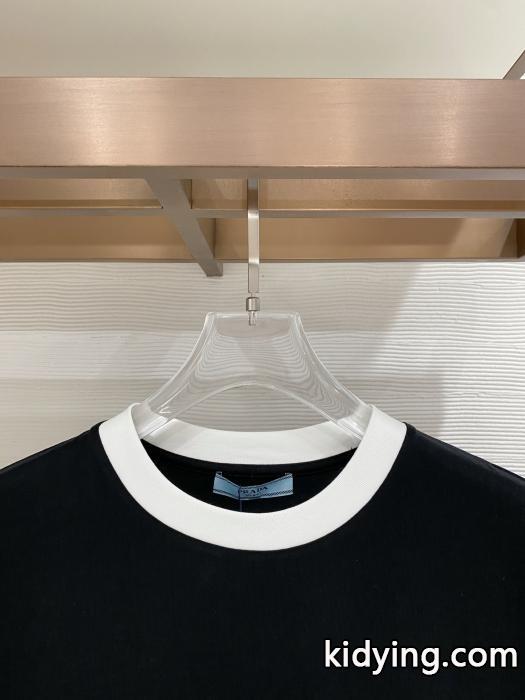 ブランド レプリカシャツ柔らかい色調 定番が欲しい方 更にトレンドが急上昇中PRADA.._0_1