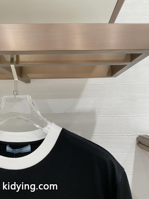 ブランド レプリカシャツ柔らかい色調 定番が欲しい方 更にトレンドが急上昇中PRADA.._0_2