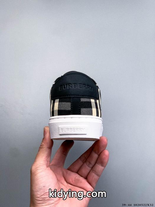 BURBERRY防热性に優れた NEW大変素敵 シンプルなファッションの一枚コピー ブランド 通販 安心スニーカー.._0_5