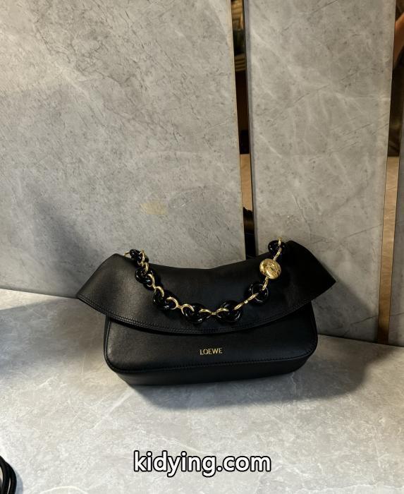 コピー ブランドバッグ話題となる人気品 旬のアイテム 抜け感のあるLoewe._0_5