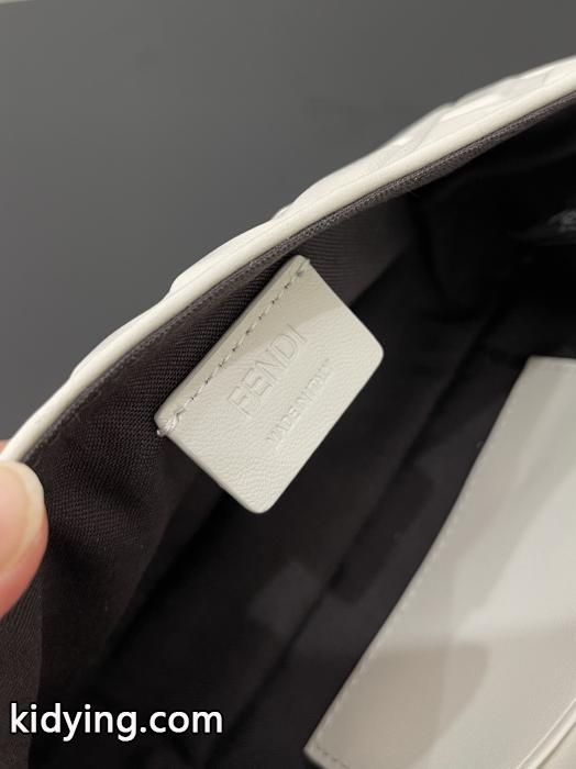 FENDIバッグ雑誌も街も人気アイテム 日本一安い激安 手元に在庫ありコピー ブランド 販売._0_5