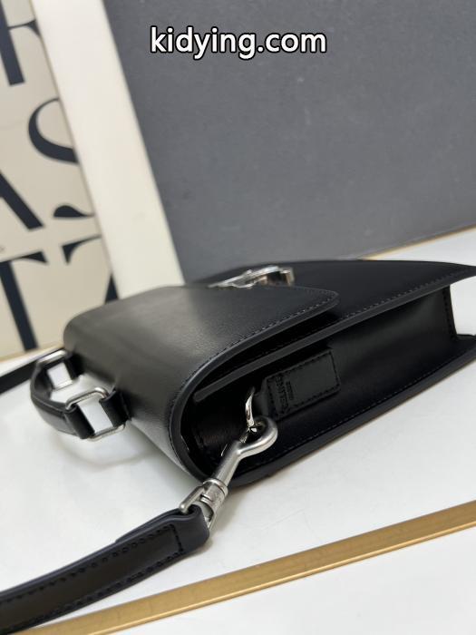 CELINEブランド コピー 販売 店2026最安値！ 最近売れたアイテム 海外でも若者たちに大人気なバッグ._0_5
