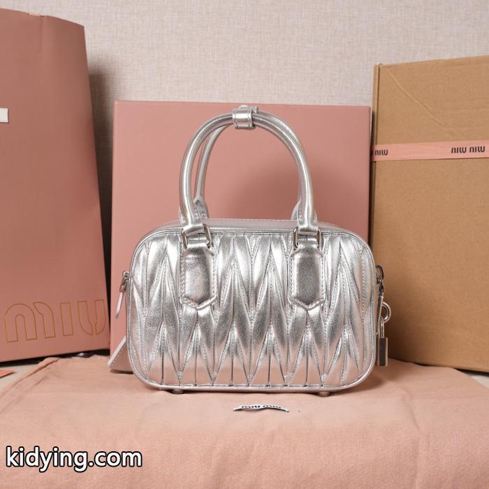 ブランド コピー 販売 MiuMiu最新アイテム 返品可能送料込 プレゼントにバッグ._0_2