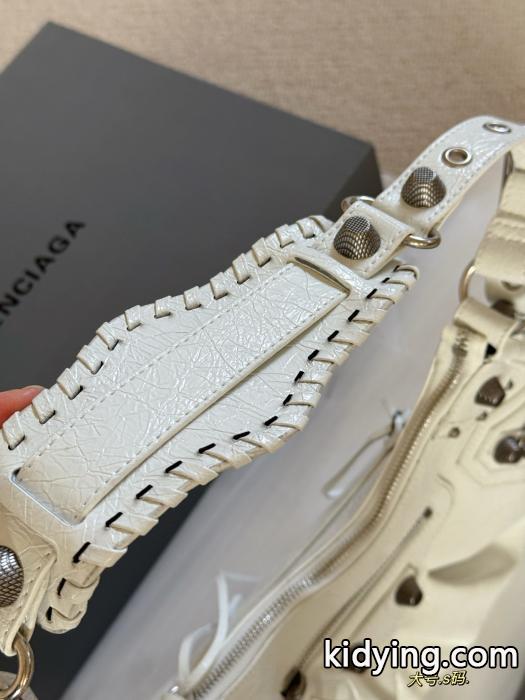 上品スタイル お得260%新品 かっこいいブランド 偽物Balenciagaバック._0_5