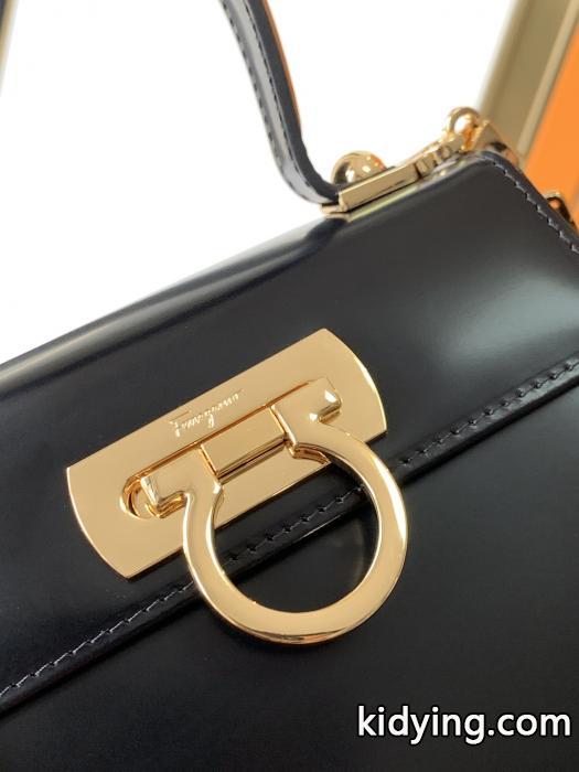 サルヴァトーレフェラガモ暖かさと軽さを兼ね備えた 衝撃セールで破格 クリスマス人気商品バッグコピー 品 販売.._0_1