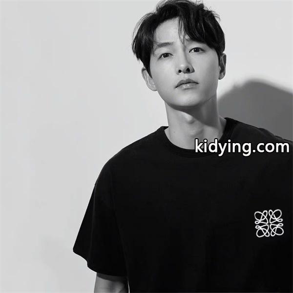 ロエベ tシャツコピーLOEWEトレンド情報 春夏トップス最新情報をチェック ブランド コピー 激安(日本最大級)-0