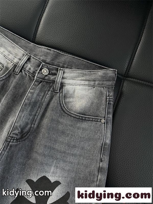 クロムハーツ コピー グレーデニム ワイドパンツ ウォッシュ加工 クロスパッチ ロゴプリント ピンクアクセント Chrome Hearts-5