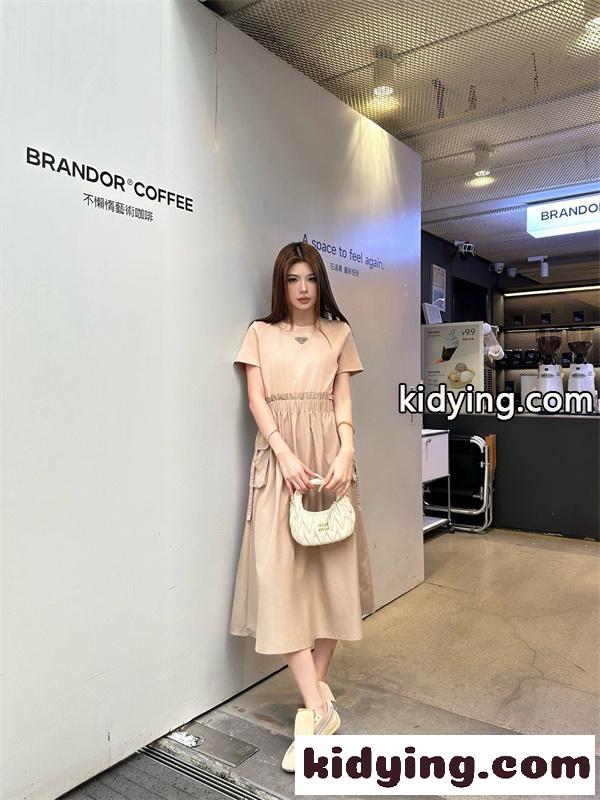 2026ss ギャザーデザイン フレアワンピース ミニマルシルエット PRADA プラダ コピー ワンピース フェミニンモードスタイル-1