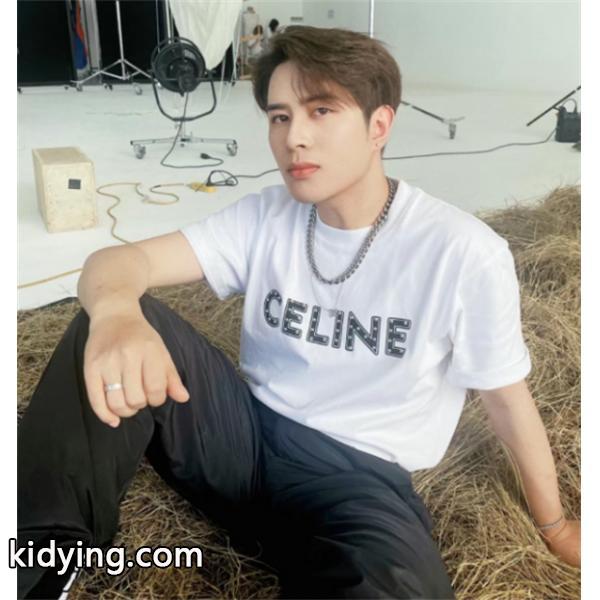 夏のヒット新作 CELINE セリーヌ ティシャツ 半袖お洒落心をくすぐられる 男女問わずに馴染む-0