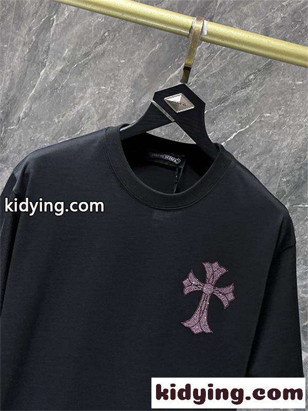 ブラック 半袖Tシャツ Chrome Hearts クロムハーツ コピー ピンククロス刺繍風 胸元ワンポイント クルーネック ゆったりシルエット-1