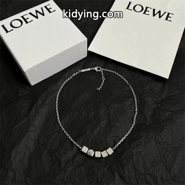 限定感たっぷり ロエベ LOEWE 偽物 ネックレス シルバーキューブロゴ 上質な輝き-3