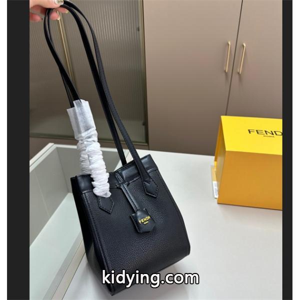 ふわふわ美品　FENDI　フェンデイ　レディース　ショルダーバッグ　コピーチェーンストラップ-0