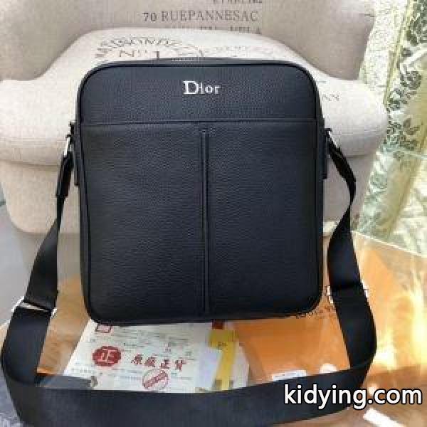 春夏にも楽しむすアイルに ディオール DIOR コーデに新しさが混在する ミニバッグ 春の訪れを感じる_ディオール DIOR_ブランド コピー 激安(日本最大級)-0