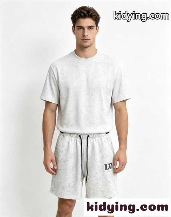 セットアップ メンズ グレー ルイヴィトン コピー LOUIS VUITTON 半袖Tシャツ ショートパンツ 上下セット モノグラム調 プリント ドローストリング ウエストゴム カジュアル スポーツ 夏人気-0