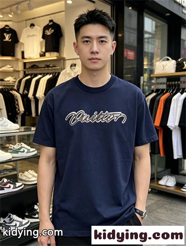 ネイビー 半袖Tシャツ Louis Vuitton 立体Vuittonロゴ ルイヴィトン コピー 光沢刺繍風 クルーネック メンズカジュアルトップス-2