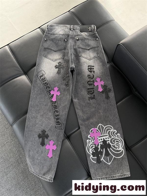クロムハーツ コピー グレーデニム ワイドパンツ ウォッシュ加工 クロスパッチ ロゴプリント ピンクアクセント Chrome Hearts-1