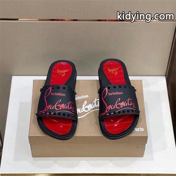 Christian Louboutin 激安 メンズ スタッズ装飾 レッドインソール スライドサンダル 刺繍ロゴ 高級ラグジュアリー シャワーサンダル-1