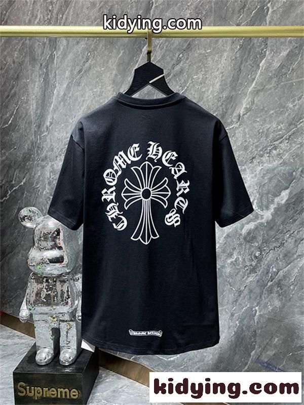 チャコールブラック ポケットTシャツ Chrome Hearts クロムハーツ コピー ホワイトクロス刺繍風 袖ロゴ入り 半袖カットソー-2