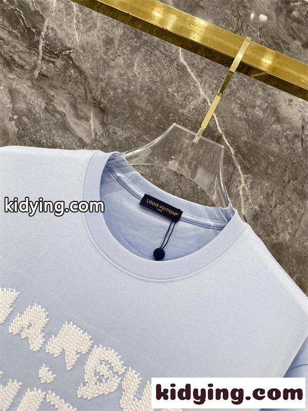 ライトブルー 半袖Tシャツ Louis Vuitton フロント英字ロゴ ルイヴィトン コピー ふわふわ文字プリント クルーネック-1
