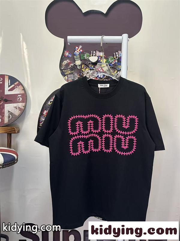 MIUMIU 可愛い Tシャツ ブラック ミュウミュウ コピー 半袖 ビッグロゴ 韓国風 カジュアル 存在感抜群-5